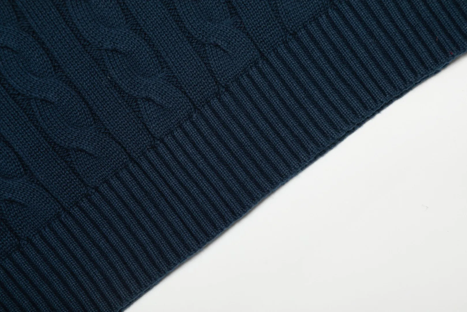 P220 Top quality" Style number: DS012# (not off the shelves all year round) [Ralph Lauren round neck solid color pony embroidered logo twist knitted sweater] ✅Ralph Lauren Ralph Lauren classic basic versatile unisex knitted pullover round neck sweater ✅Main supplier platform live broadcast Wholesale entity Replenish when out of stock Not off the shelf ✅ZP quality 1:1 version Scan the code to enter the GF website Counter quality ✅Detailed quality is the only one in Guangzhou Imported quality cotton yarn, focusing on high-end, cost-effective, good quality needless to say ✅The version is restored to the original order, the maximum size can be worn up to 190 pounds, loose, comfortable and stress-free ✅The upper body is simple and easy to match, ootd must-have style, good-looking clothes are never picky, a must-have in couples' wardrobes.